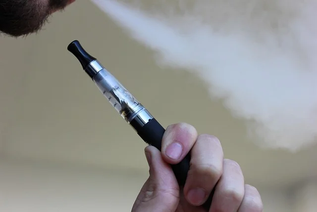 ali bar bar - e cigarette, vaping, electronic cigarette, vaporizer, vape pen, vape, vapor, cigarette, tobacco, smoke, man, model, smoking, quit smoking, lung cancer, ash, cancer, nicotine, fire, white, addictive, addiction, health, gray health, gray fire, gray model, gray smoke, gray cancer